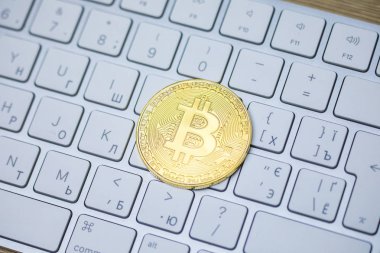 Klavye üzerinde altın bitcoins. Cryptocurrency bilgisayar klavye.