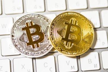 bitcoin beyaz laptop beyaz klavye üzerinde yılının iki sikke yakın çekim