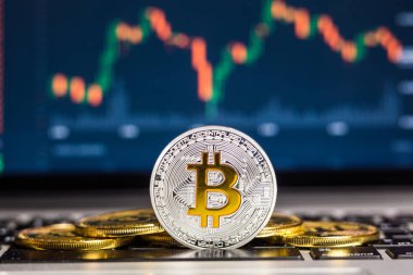 Finansal büyüme kavramı ile forex grafik zemin üzerine altın Bitcoins merdiven.