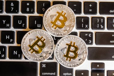 Beyaz klavye üzerinde gümüş bitcoin paralar. Yakın çekim. Bitcoin kadar. Cryptocurrency