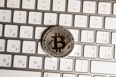 Beyaz klavye üzerinde gümüş bitcoin paralar. Yakın çekim. Bitcoin kadar. Cryptocurrency