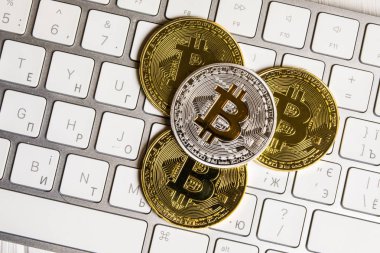 arka plan bitcoin ve litecoin siyah dizüstü klavye