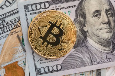 Bitcoin ve Doları. Btc Pazar sembol cryptocurrency ABD Doları üzerinde yükseliyor. Kağıt para üstüne altın metal bitcoin.