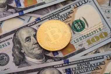 Bir kağıt dolar para ve güneş ile koyu arka plan üzerinde altın bitcoin paralar. Sanal para birimi. Kripto para birimi incelemesi.