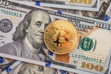 Bir kağıt dolar para ve güneş ile koyu arka plan üzerinde altın bitcoin paralar. Sanal para birimi. Kripto para birimi.