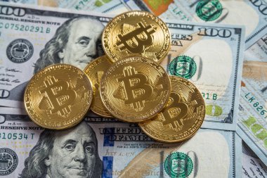 Bir kağıt dolar para ve güneş ile koyu arka plan üzerinde altın bitcoin paralar. Sanal para birimi. Kripto para birimi.