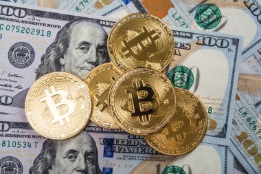 Bir kağıt dolar para ve güneş ile koyu arka plan üzerinde altın bitcoin paralar. Sanal para birimi. Kripto para birimi.