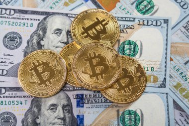 Bir kağıt dolar para ve güneş ile koyu arka plan üzerinde altın bitcoin paralar. Sanal para birimi. Kripto para birimi incelemesi.