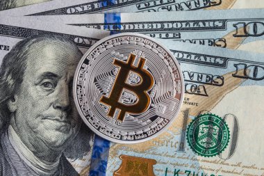 Yüz dolar faturaları arka plan üzerinde gümüş bitcoin madencilik