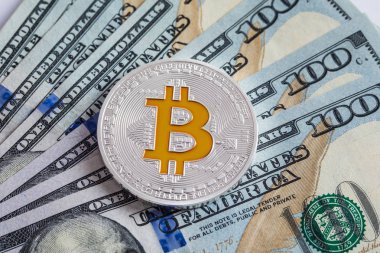 Yüz dolar faturaları arka plan üzerinde gümüş bitcoin madencilik