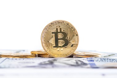 Beyaz zemin üzerine altın bitcoins ve dolar simgesi