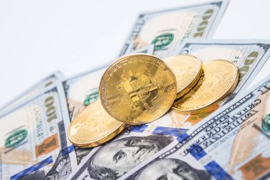 Beyaz zemin üzerine altın bitcoins ve dolar simgesi