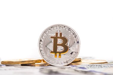 Beyaz arka plan üzerinde gümüş bitcoins ve dolar simgesi