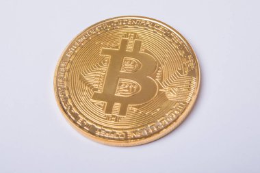 Beyaz arka plan üzerinde izole altın bitcoin. cryptocurrency kavramı