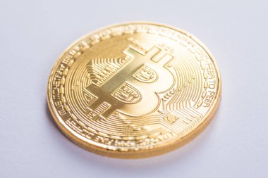 Beyaz arka plan üzerinde izole altın bitcoin. cryptocurrency kavramı