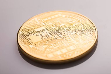 Dijital para. Cryptocurrency. Beyaz arka plan üzerinde izole altın bitcoin.