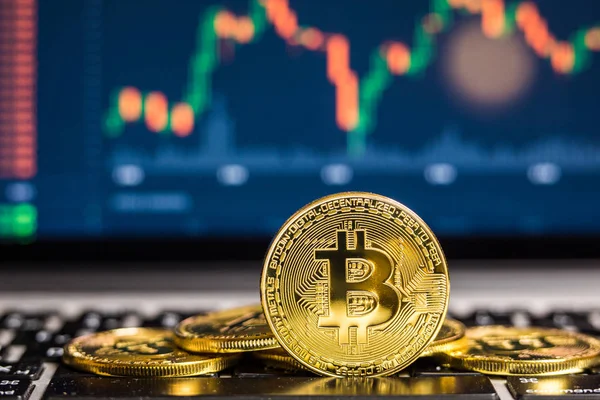 Concepto de crecimiento financiero con escalera de Bitcoins de oro en el fondo gráfico de divisas . — Foto de Stock