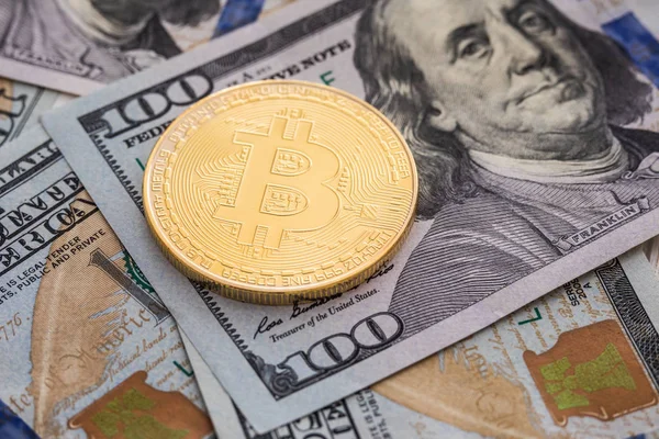 Το Bitcoin και το δολάριο. BTC αγορά κρυπτονόμισμα σύμβολο υψώνονται πάνω από το Δολάριο Ηνωμένων Πολιτειών. Χρυσό μεταλλικό bitcoin στην κορυφή του νομίσματος χαρτί. — Φωτογραφία Αρχείου