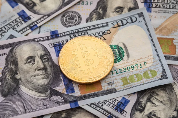 Χρυσή bitcoin κέρματα σε χαρτονομίσματα δολάρια και σκούρο φόντο με ήλιο. Εικονικό νόμισμα. Κρυπτό νόμισμα εξόρυξης. — Φωτογραφία Αρχείου