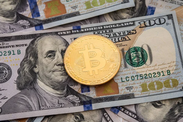 Χρυσή bitcoin κέρματα σε χαρτονομίσματα δολάρια και σκούρο φόντο με ήλιο. Εικονικό νόμισμα. Κρυπτό νόμισμα. — Φωτογραφία Αρχείου