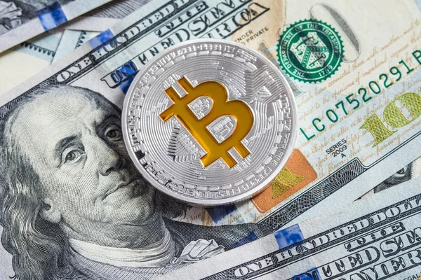 Ασημί Bitcoin μας τραπεζογραμματίων δολαρίων. Εξόρυξη έννοια — Φωτογραφία Αρχείου