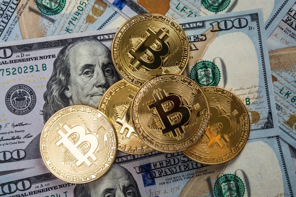 Χρυσή bitcoin κέρματα σε χαρτονομίσματα δολάρια και σκούρο φόντο με ήλιο. Εικονικό νόμισμα. Κρυπτό νόμισμα εξόρυξης. — Φωτογραφία Αρχείου