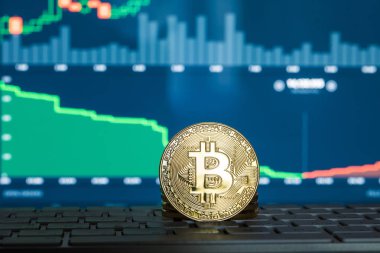 Bitcoin para sikke ve çizelgeler ve grafikler ile dizüstü klavye üzerinde blockchain kavramı ile. Kripto yatırım güvenlik ve strateji. Madencilik.