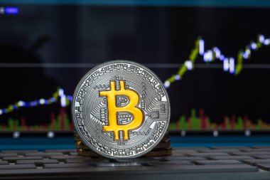 Konsept dizüstü klavye grafik ve gümüş bitcoin üzerinde yükselen Bitcoin