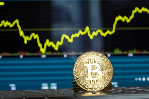 Bitcoin moneda con concepto blockchain en el teclado portátil con monedas y gráficos y gráficos. Crypto seguridad de inversión y estrategia. Minería . — Foto de Stock