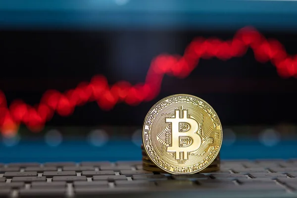 Bitcoin oro en el teclado portátil. Gráfico bursátil. Concepto minero — Foto de Stock