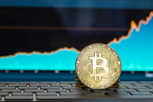 Bitcoin moneda con concepto blockchain en el teclado portátil con monedas y gráficos y gráficos. Crypto seguridad de inversión y estrategia. Minería — Foto de Stock