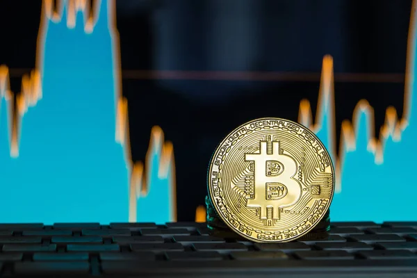 Concepto de crecimiento financiero con escalera de Bitcoins de oro en el fondo gráfico de divisas. Concepto minero . — Foto de Stock