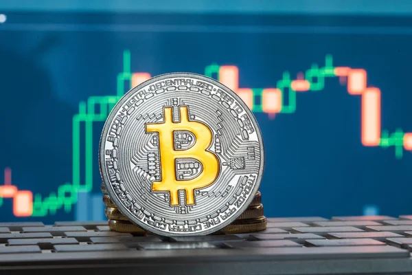 Concepto creciente de Bitcoin en la carta del teclado portátil y bitcoin de plata — Foto de Stock