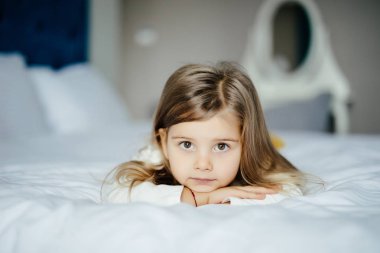 Pijama sabah yatakta gülümsemeyle şirin küçük kız