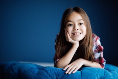 Güzellik gülümseme göz evde odasına kamera ile sandalye üzerinde oturan genç çocuk