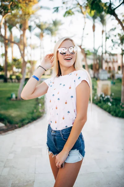 轻松愉快的微笑年轻女子在酒店阳台上的太阳镜背景。暑期度假 — 图库照片