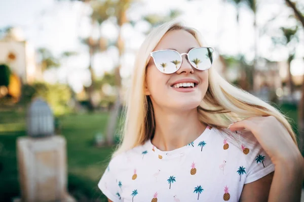 Retrato de cerca mujer con gafas de sol posando con palmera —  Fotos de Stock