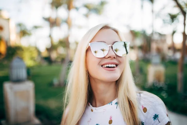 Primo piano moda bella donna ritratto indossare occhiali da sole palme sfondo — Foto Stock