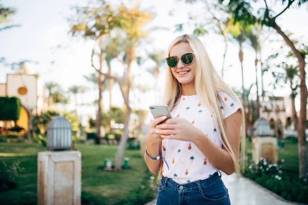 Turist kvinna på semester med smart telefon på palm beach behöver data-roaming — Stockfoto