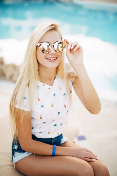 수영장 근처 여름 시간을 즐기는 트렌디한 선글라스를 입고 완벽 한 무두 질된 맞는 시체와 함께 세련 된 섹시 한 여자의 야외 summerportrait. — 스톡 사진