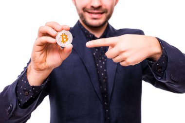 Adam elinde beyaz arka plan üzerinde izole sikke üzerinde işaret bitcoin ile yakın