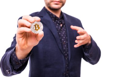 Takım elbiseli yakışıklı iş adamı ile beyaz arka plan üzerinde izole elinde gümüş bitcoin kadar Closu
