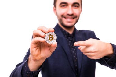 Genç adam beyaz arka plan üzerinde izole bitcoin işaret etti