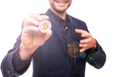Takım elbiseli yakışıklı iş adamı ile beyaz arka plan üzerinde izole elinde gümüş bitcoin kadar Closu