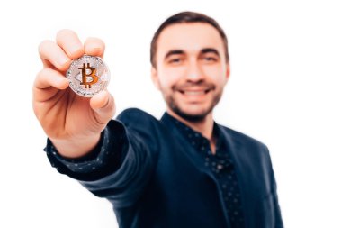 Takım elbiseli adam yakışıklı gülümseme gümüş bitcoin beyaz zemin üzerine çekti.