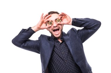 Gözleri altın bitcoins beyaz arka plan üzerinde izole kapak deli ecxited genç sucessful adamla