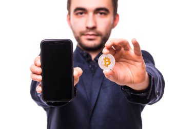 Yakışıklı genç adam beyaz arka plan üzerinde izole kamera telefon ve bitcoin işaret