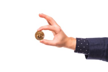 Elini bir altın para bitcoin para tutar. Tamam sembolüdür. Beyaz arka plan üzerinde izole