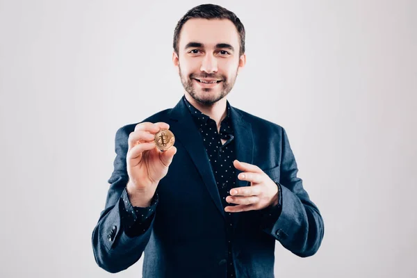 회색 배경에 고립 손에 황금 bitcoin 젊은 잘생긴 비즈니스 사람 — 스톡 사진