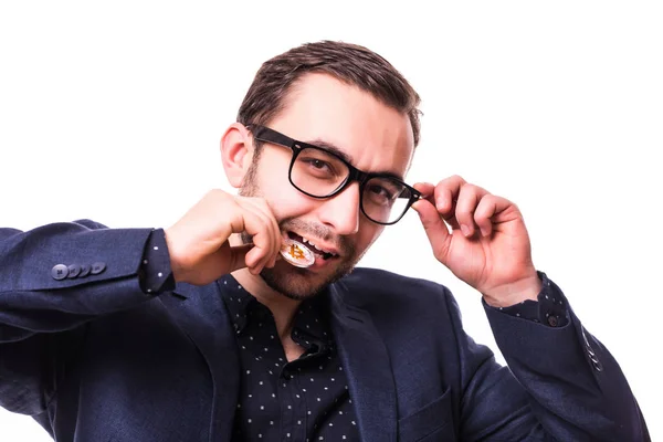 Beyaz arka plan üzerinde izole gözlük ısırık bitcoin cion genç yakışıklı iş adamı — Stok fotoğraf